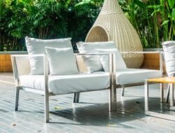 oreiller-confortable-terrasse-du-canape-decoration_1203-12257